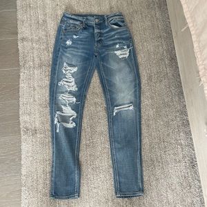 Super cute American Eagle ripped tomgirl jeans!